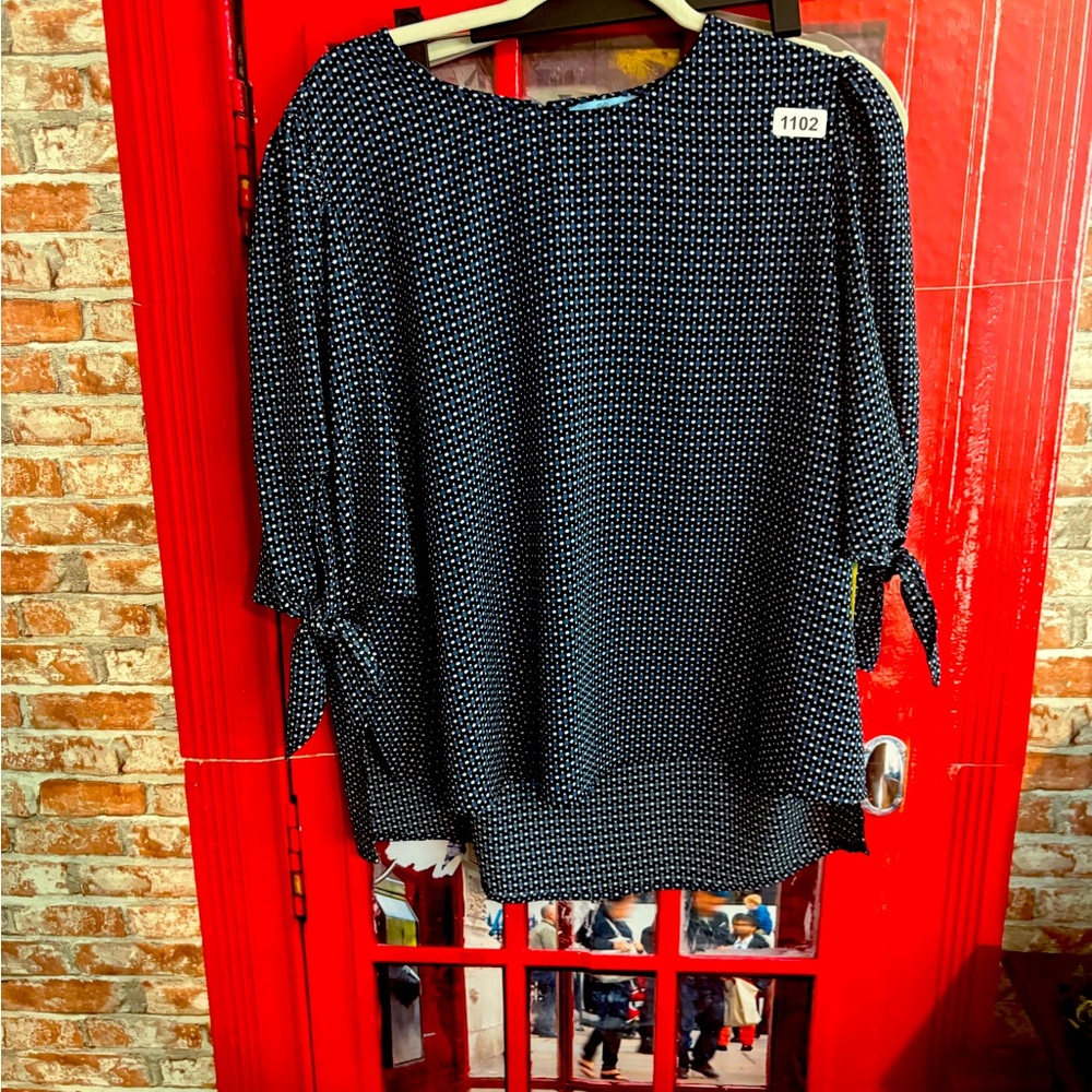 CeCE mid arm length top-NEW with tags
Navy blue with little designs.